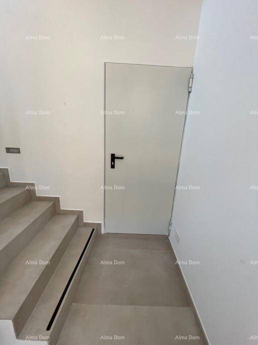 Heller Treppenaufgang mit schlichter Tür und minimalistischem Design.