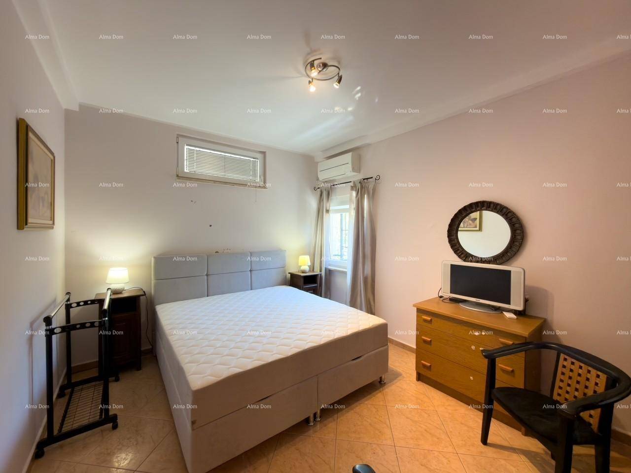Schlafzimmer mit Doppelbett, Kommode und Klimaanlage.