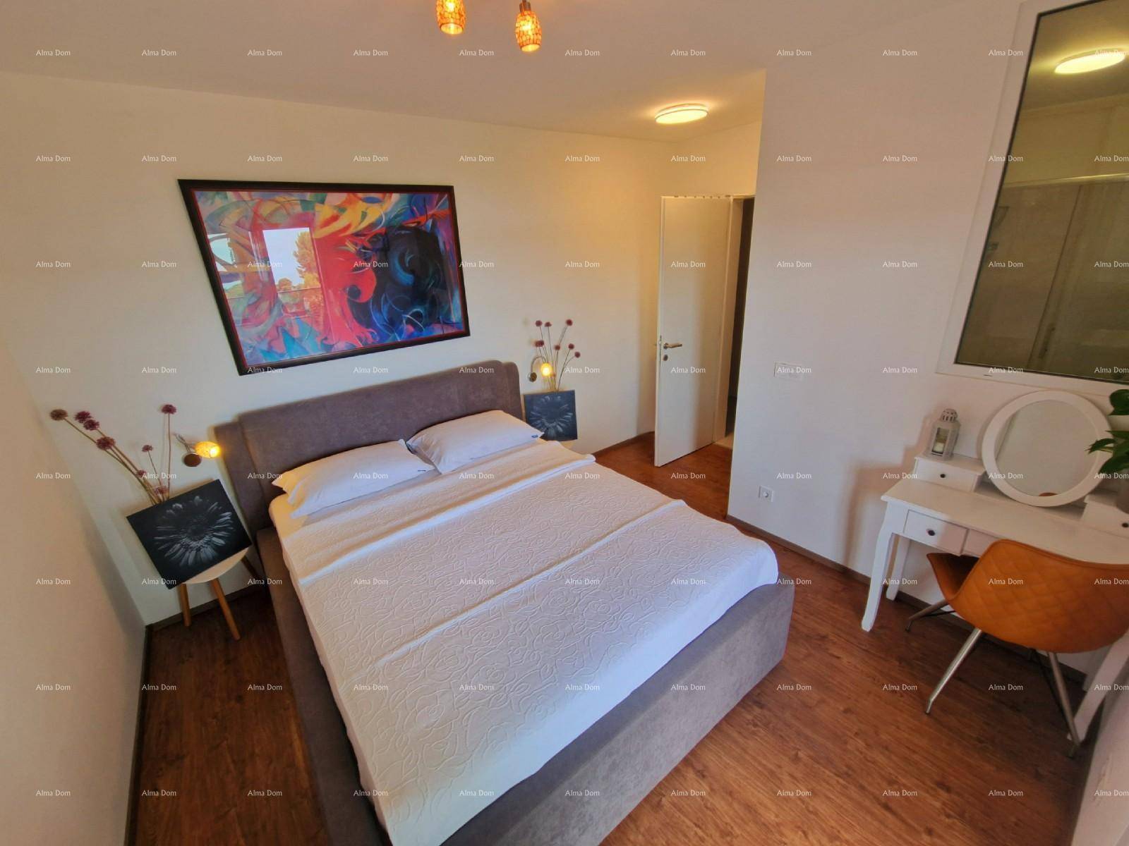 Gemütliches Schlafzimmer mit Doppelbett, Holzboden und moderner Einrichtung.