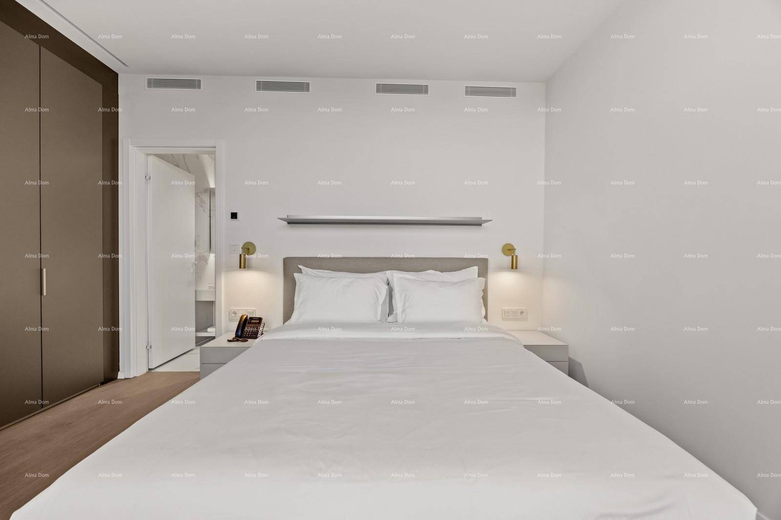 Modernes Schlafzimmer mit hellem Holzboden, Einbauschrank und minimalistischer Einrichtung.