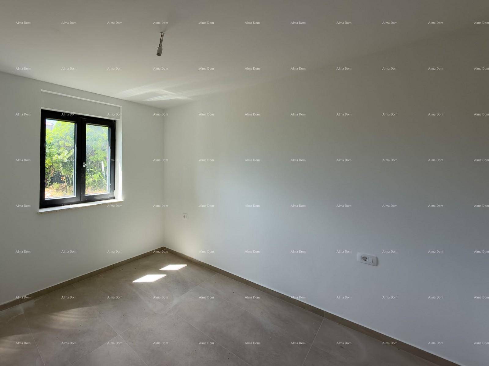 Geräumiges Schlafzimmer mit neutralen Wänden und Fliesenboden, bereit zur individuellen Gestaltung.