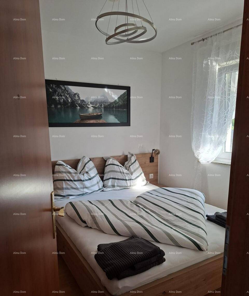 Gemütliches Schlafzimmer mit Doppelbett, Nachttisch und einem Fenster für natürliches Licht.