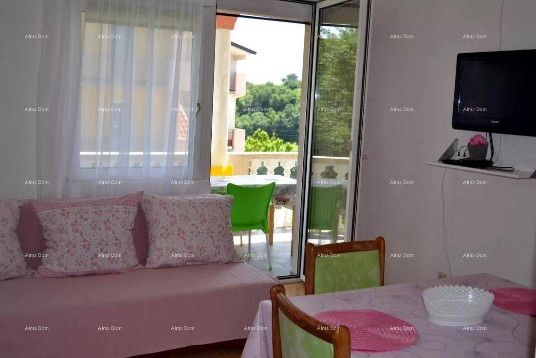 Wohnbereich mit Sofa und Esstisch, direktem Zugang zu einem sonnigen Balkon.