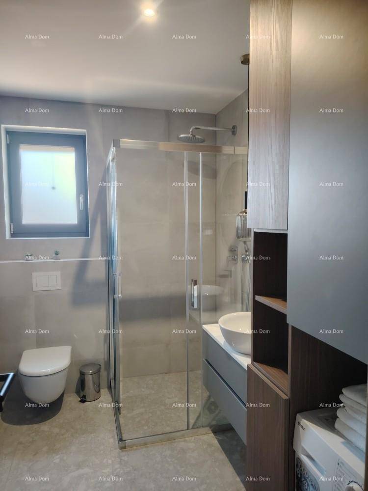 Modernes Badezimmer mit begehbarer Dusche, WC, Waschbecken und integrierter Waschmaschine.
