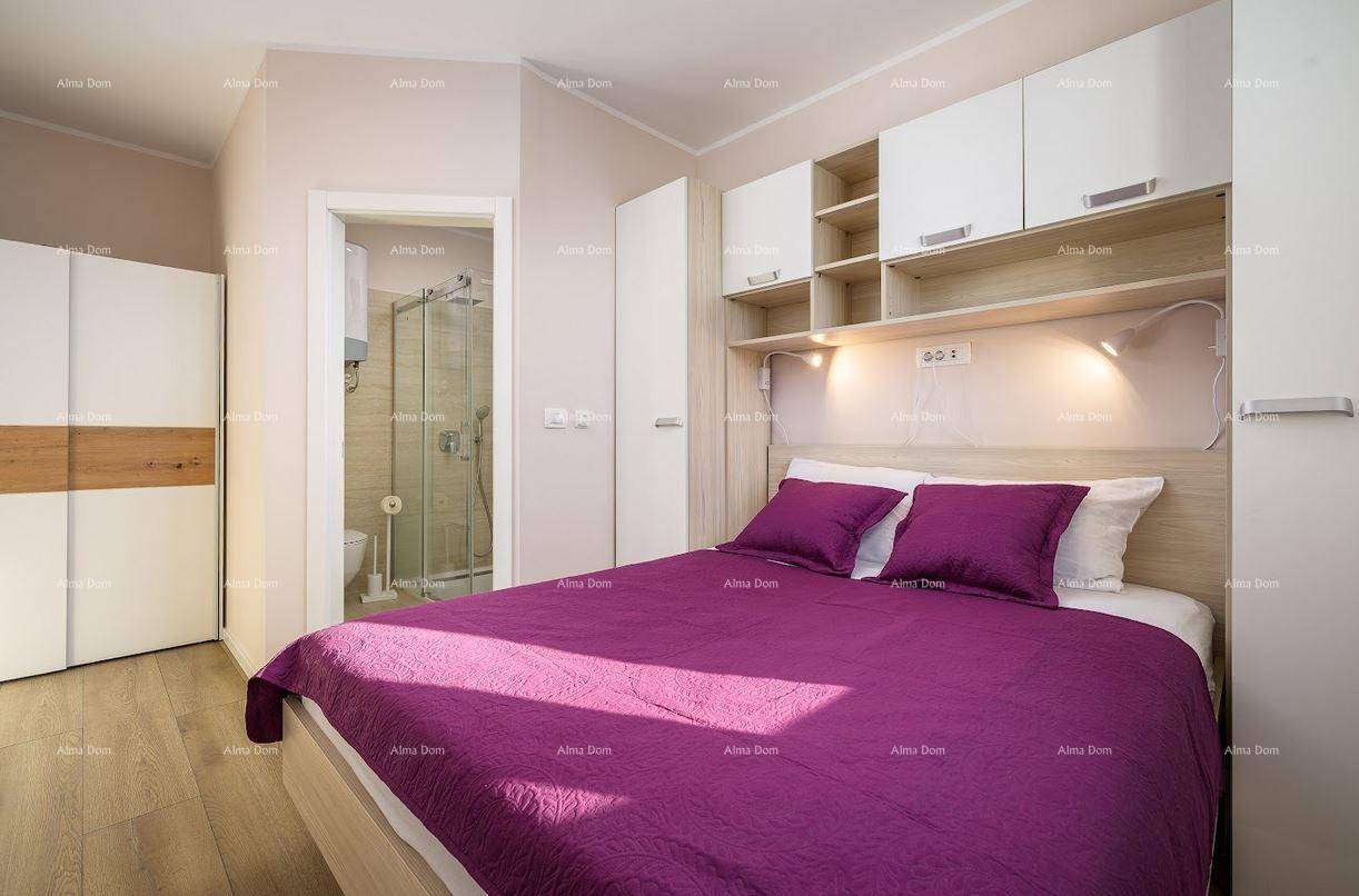 Schlafzimmer mit integriertem Bett, Stauraum und direktem Zugang zu einem weiteren Badezimmer.