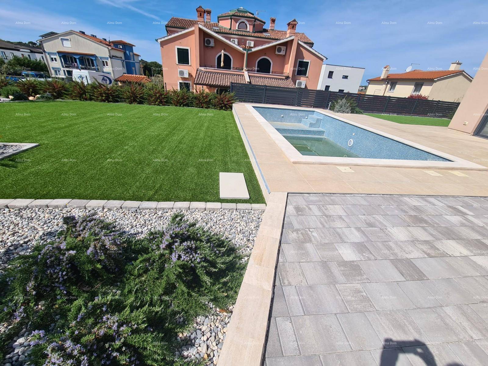 Gartenlandschaft mit Swimmingpool, Zierpflanzen und Blick auf die traditionellen Nachbarhäuser.
