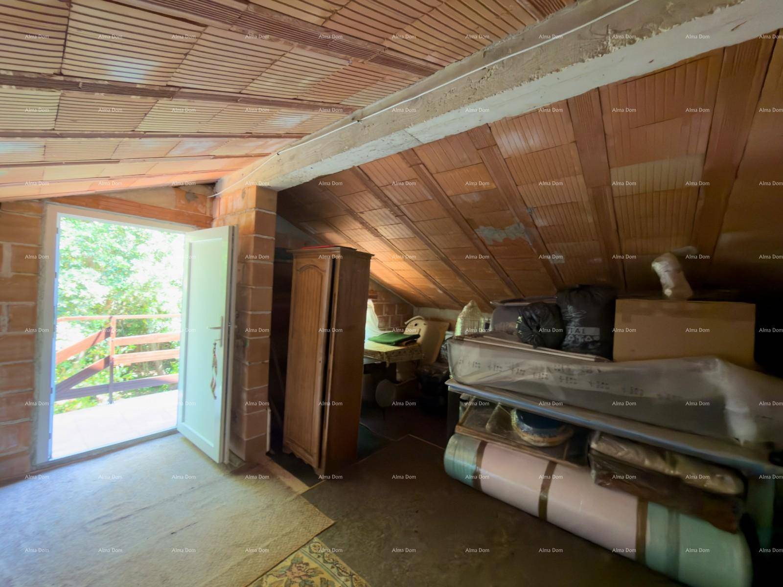 Unfertiger Dachboden mit Ziegelwänden, schrägen Decken und Zugang zu einem Balkon oder einer Terrasse.