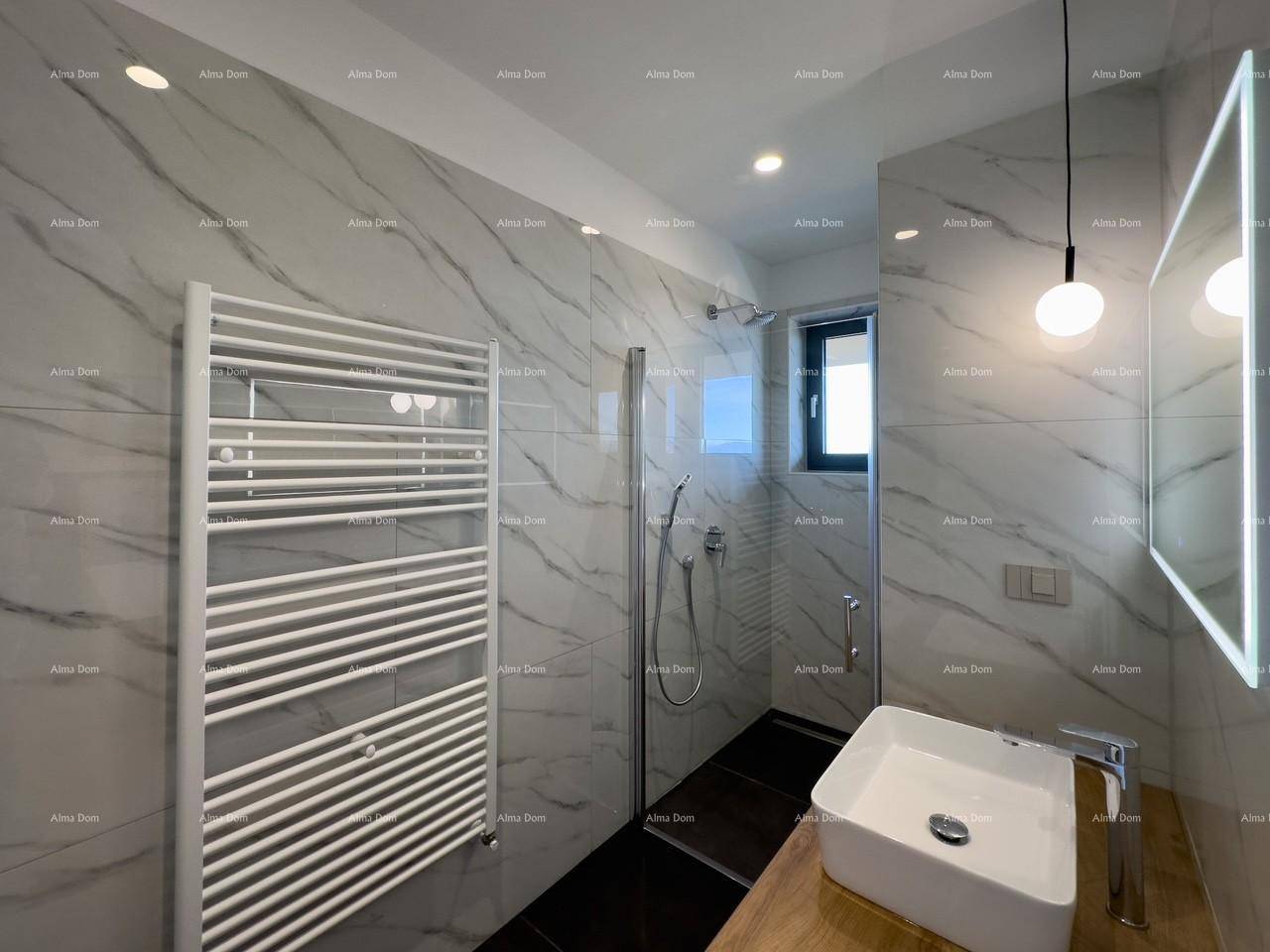 Modernes Badezimmer mit begehbarer Dusche, Einzelwaschbecken und beheiztem Handtuchhalter.