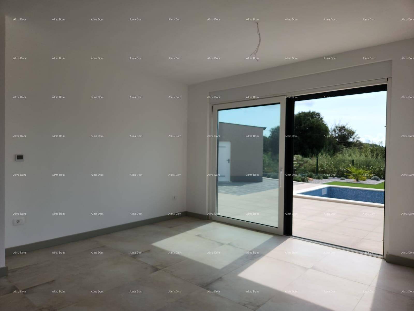Heller Wohnraum mit großzügiger Fensterfront und Blick auf den Außenbereich mit Pool.