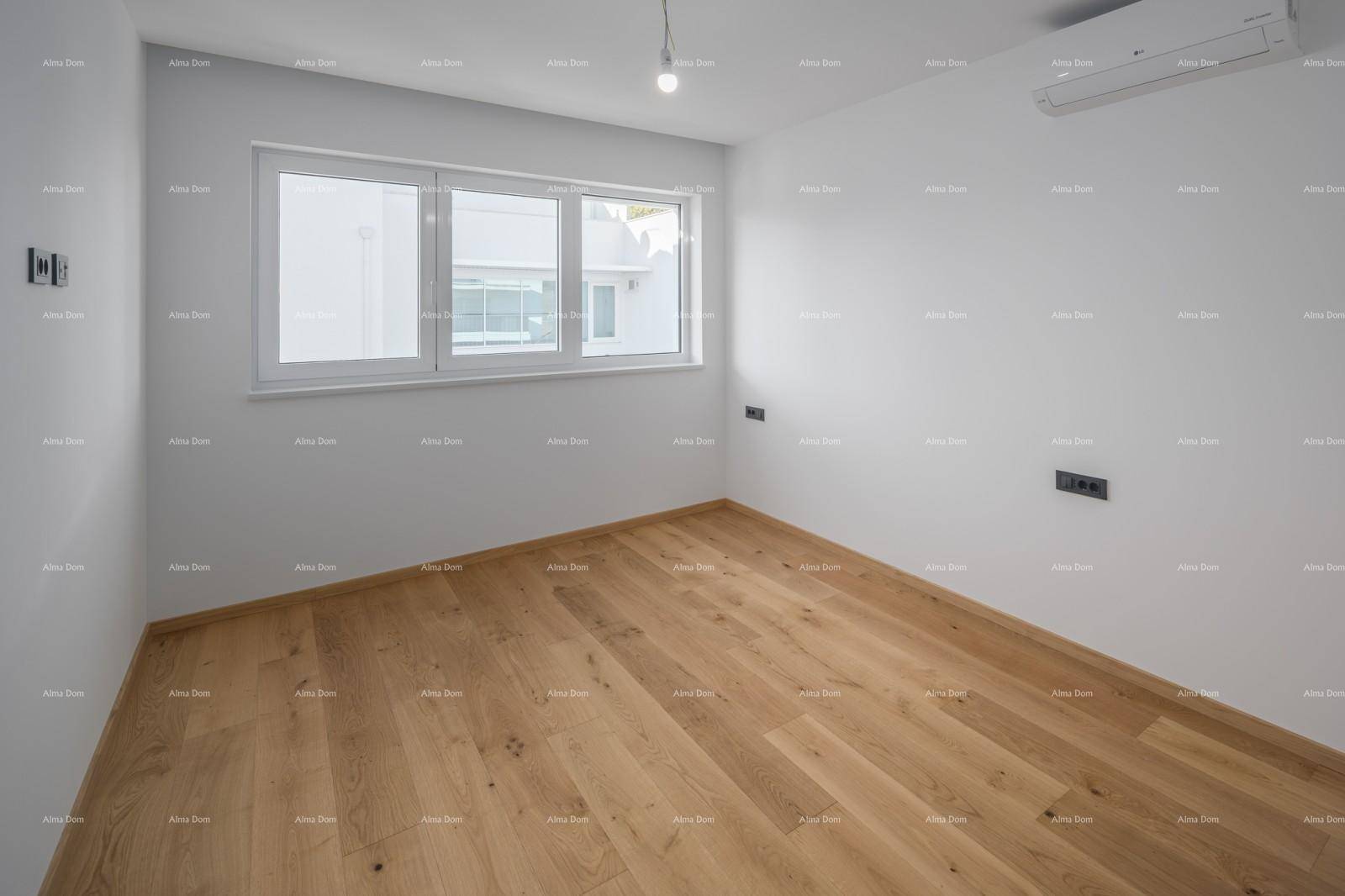Helles Schlafzimmer mit neuem Holzboden und einem Fenster, das viel natürliches Licht hereinlässt.