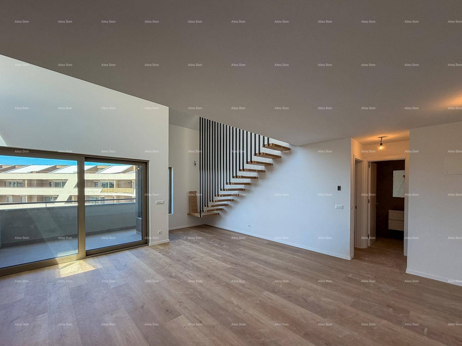 Moderner Wohnbereich mit Holzboden, eleganter Treppe und Zugang zu einem Badezimmer.