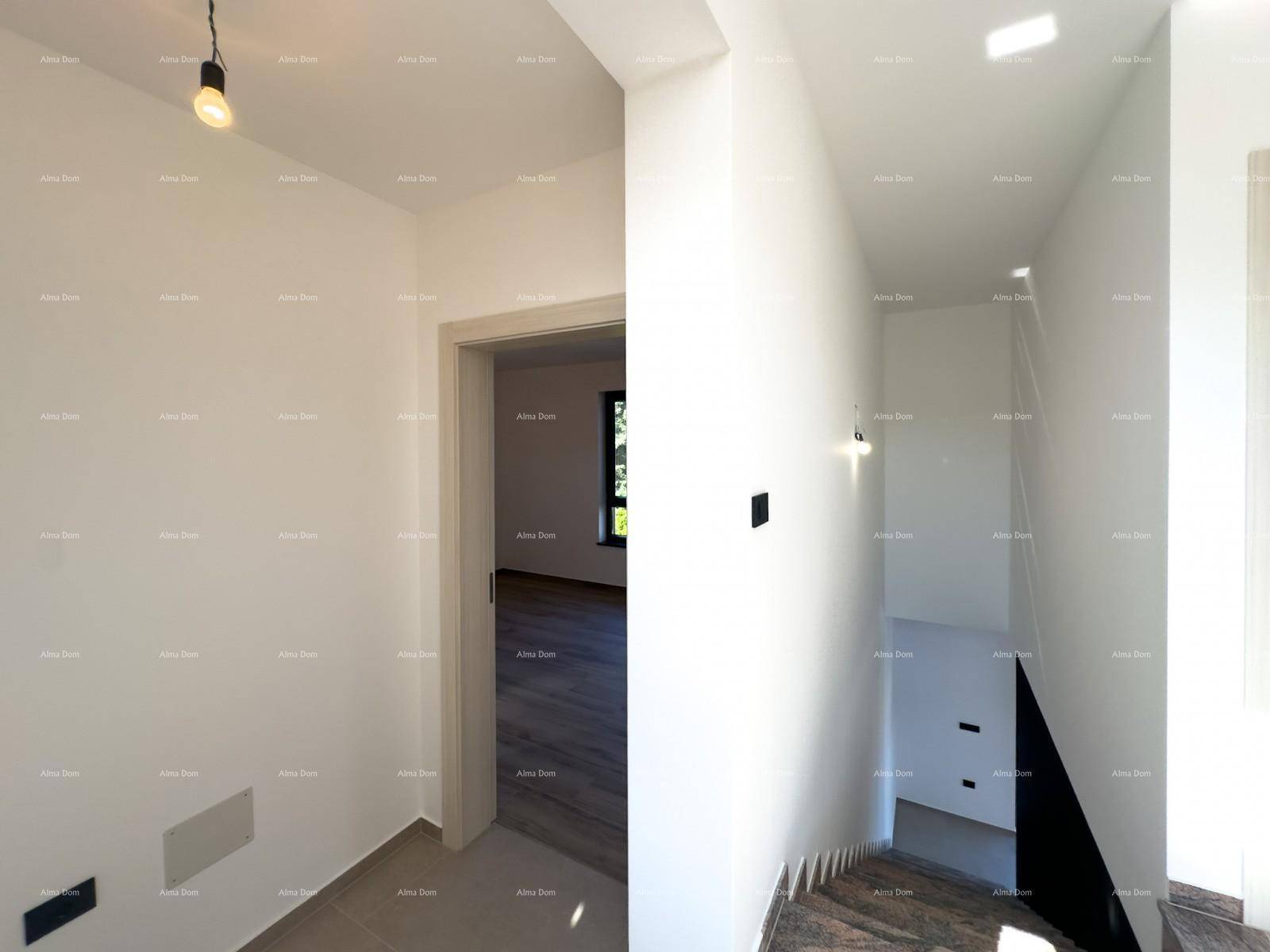 Modernes Badezimmer mit beigefarbenen Fliesen, Wand-WC und stilvollem Waschbecken.
