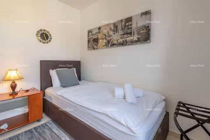 Gemütliches Schlafzimmer mit Einzelbett, Nachttischlampe und Wanddekoration.