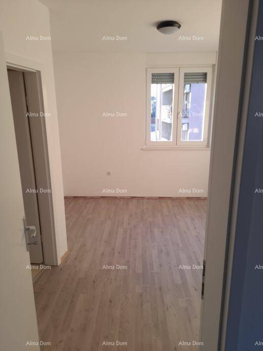 Helles Schlafzimmer mit Holzboden und Fenster mit Rollladen, bereit zur individuellen Gestaltung.