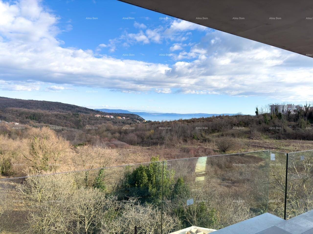 Panoramablick vom Balkon auf die unberührte Natur und das glitzernde Meer in der Ferne.