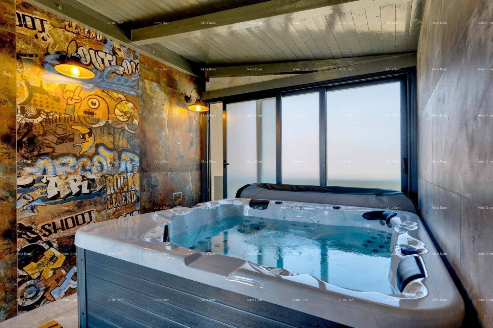 Geräumiger Wellnessbereich mit großem Whirlpool und künstlerischer Wandgestaltung.
