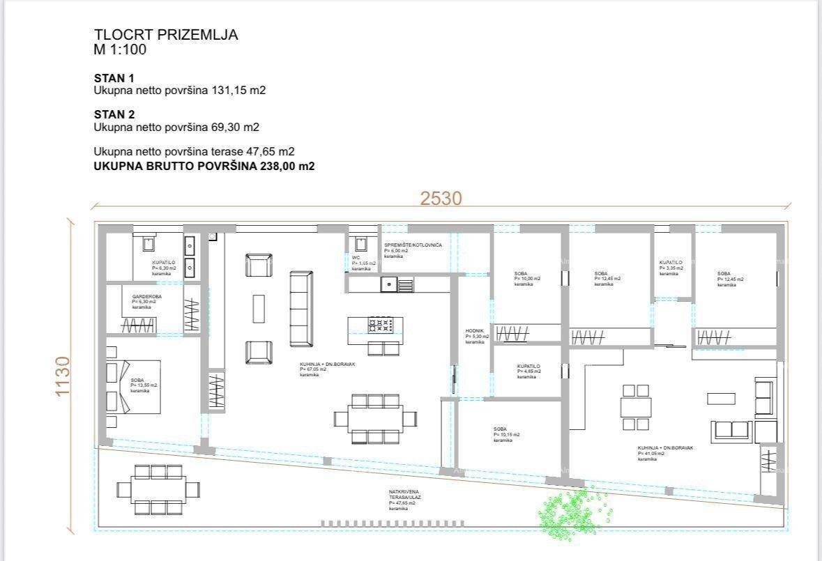 Detaillierter Grundriss des Erdgeschosses mit zwei Wohneinheiten und Terrassenbereichen.