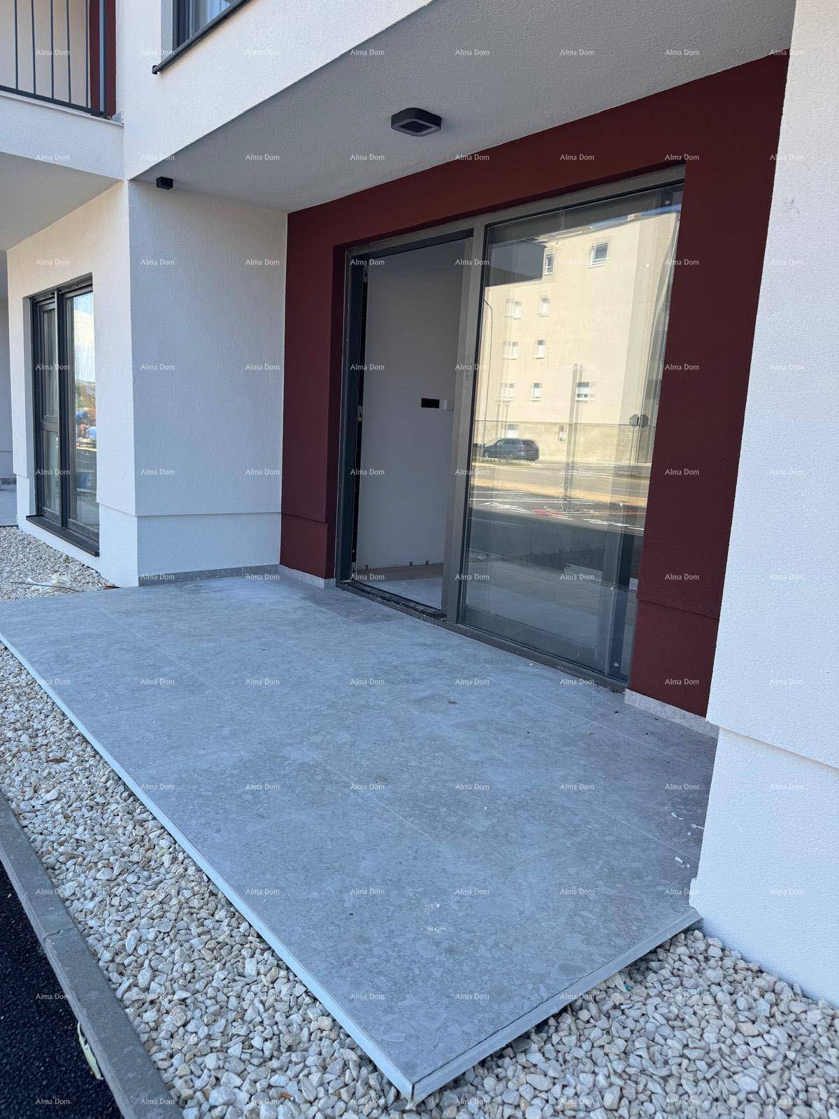 Eine ebenerdige Terrasse mit Schiebetür und Kiesbett, ideal für Entspannung im Freien.