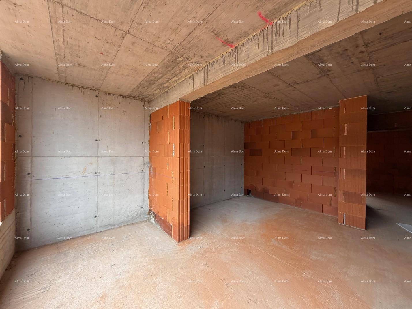 Geräumiger Rohbau-Raum mit unverputzten Wänden und Betonboden, der auf den Innenausbau wartet.