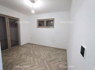 Unmöbliertes Zimmer mit Laminatboden und Zugang zu einem weiteren Raum oder Balkon.