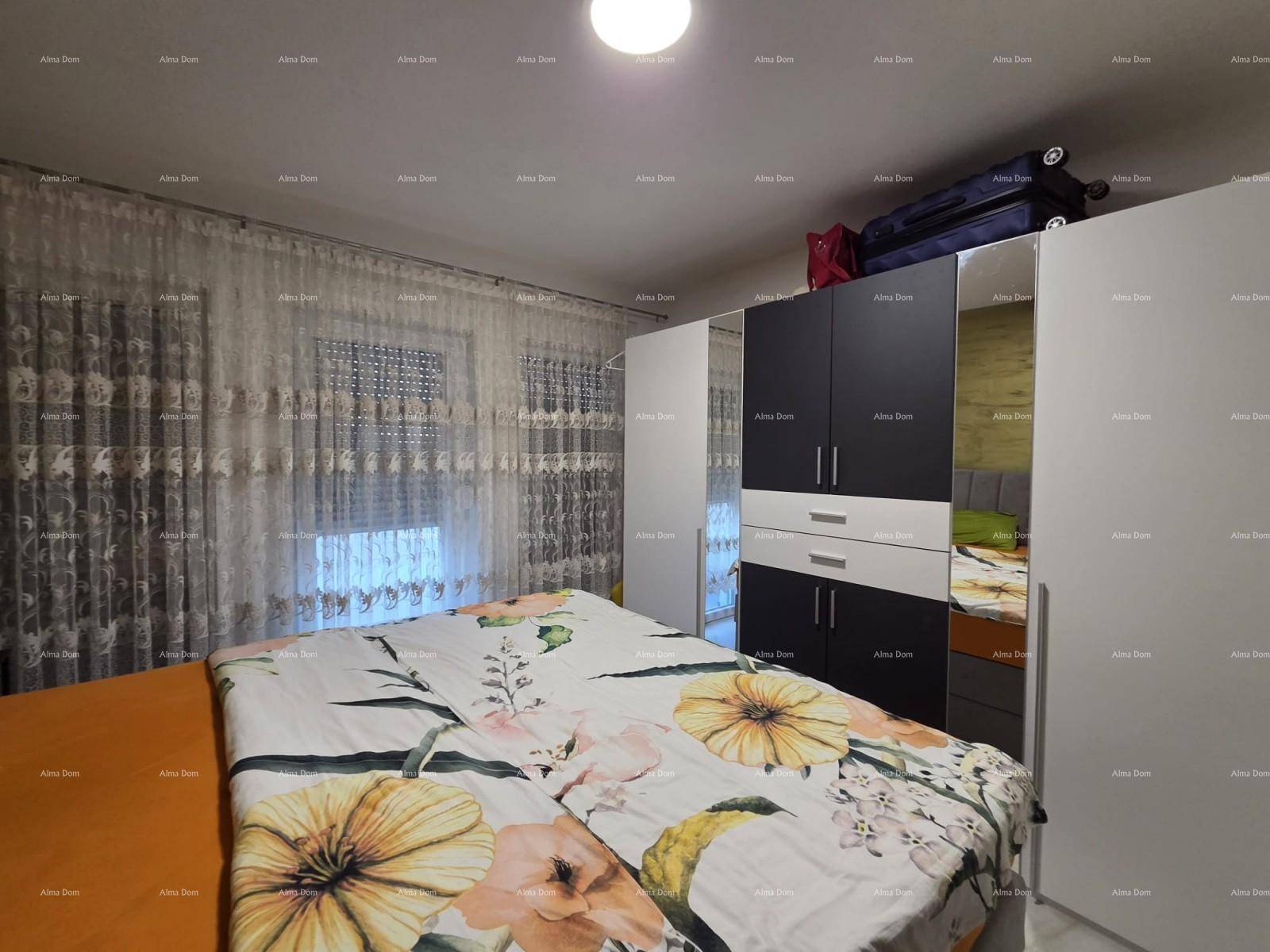 Geräumiges Schlafzimmer mit großem Bett und Kleiderschrank, hell und funktional eingerichtet.