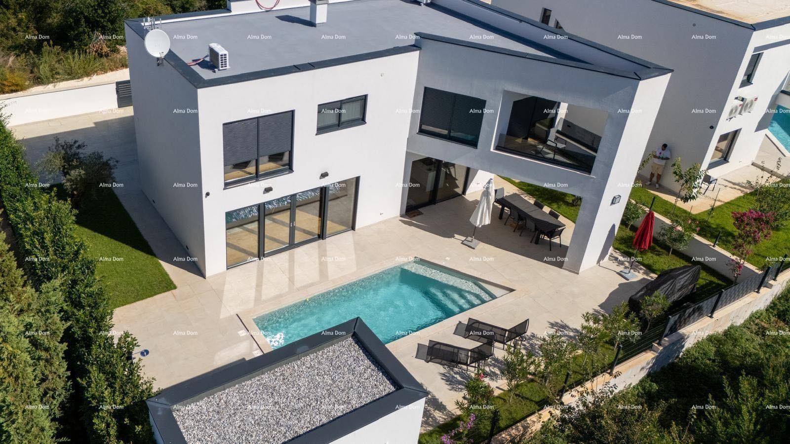 Moderne Villa mit privatem Pool, Sonnenterrasse und Essbereich im Freien.