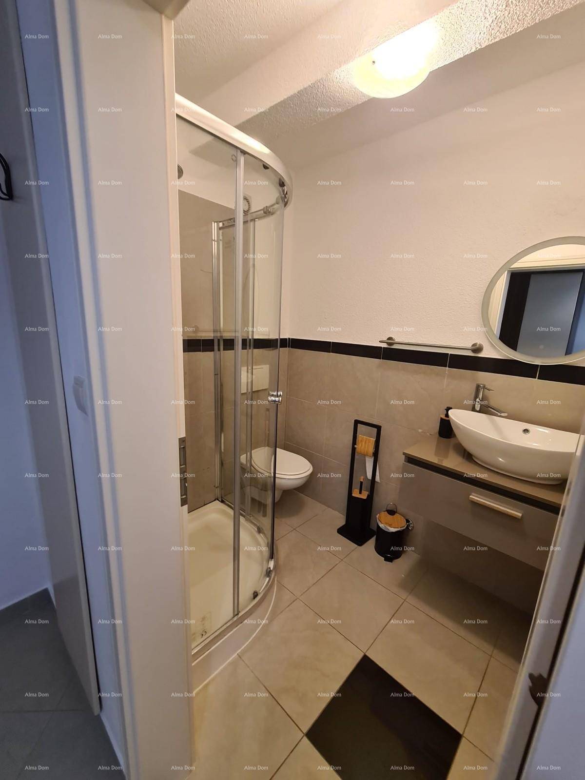 Modernes Badezimmer mit Duschkabine, Waschtisch und WC, in hellen Fliesen gehalten.