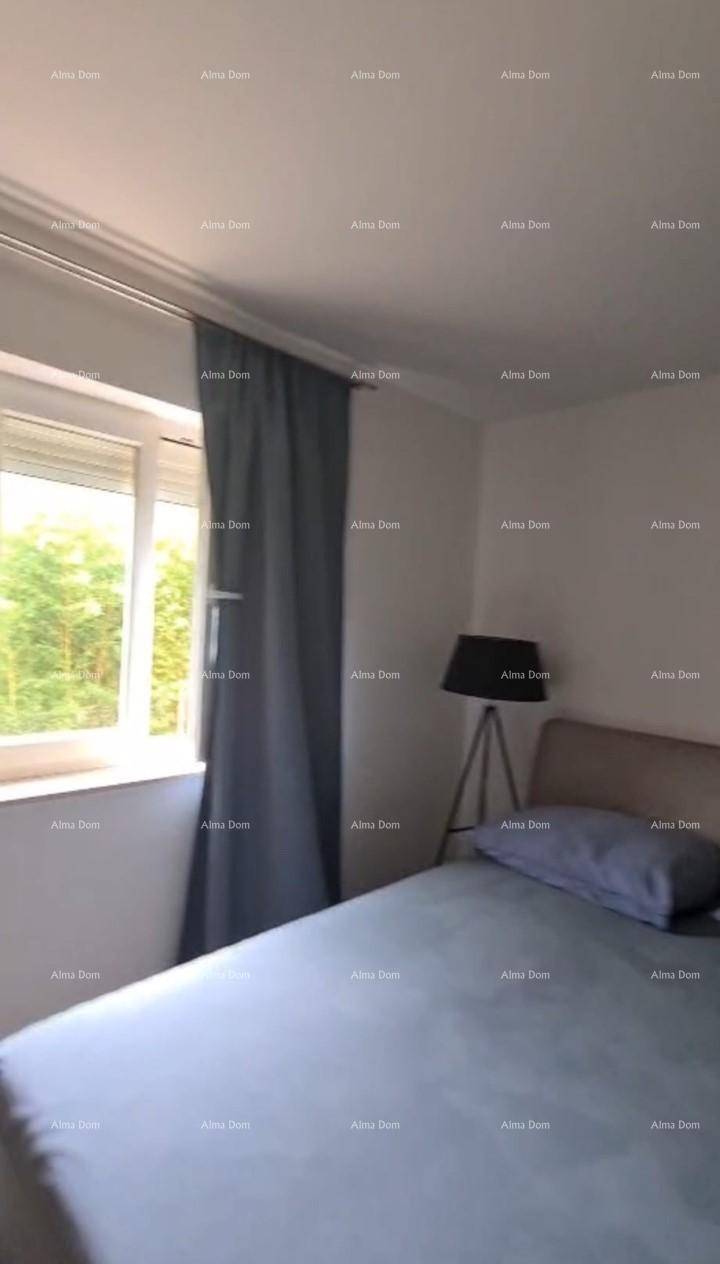 Helles Schlafzimmer mit großem Fenster, Vorhängen und einer Stehlampe neben dem Bett.