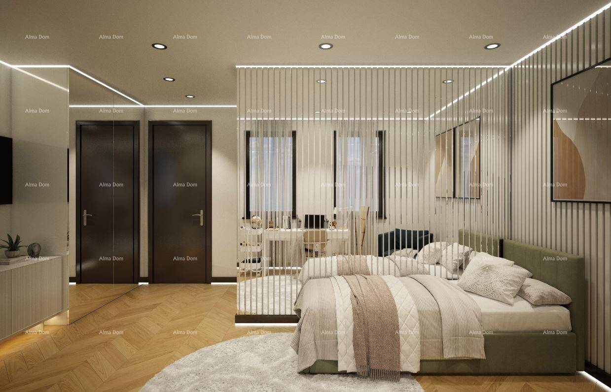 Helles Schlafzimmer mit Holzboden, minimalistischem Design und indirekter Beleuchtung.