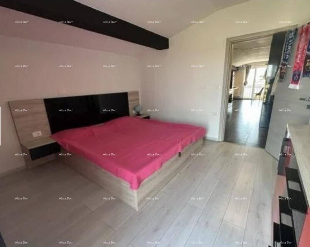 Geräumiges Schlafzimmer mit Doppelbett, Nachttischen und hellem Laminatboden.