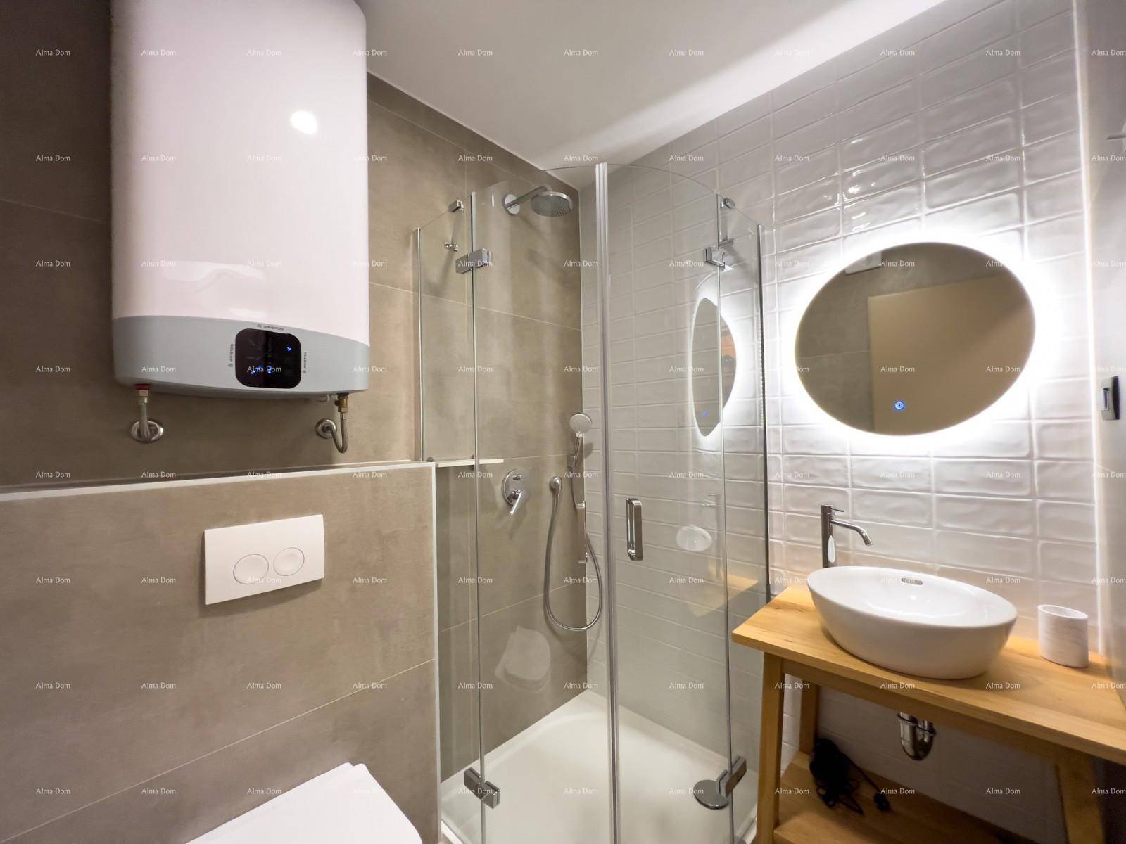 Modernes Badezimmer mit Duschkabine, beleuchtetem Spiegel und stilvollem Holzwaschtisch.