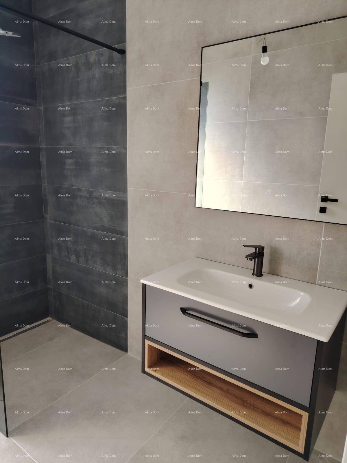 Modernes Badezimmer mit stilvollem Waschtisch, großem Spiegel und dunklen Armaturen.