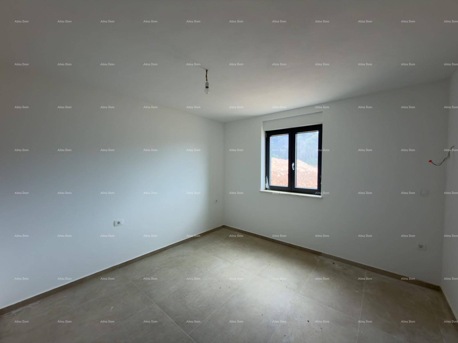 Helles, leeres Zimmer mit großem Fenster und neutralen Fliesen, ideal als Schlafzimmer.