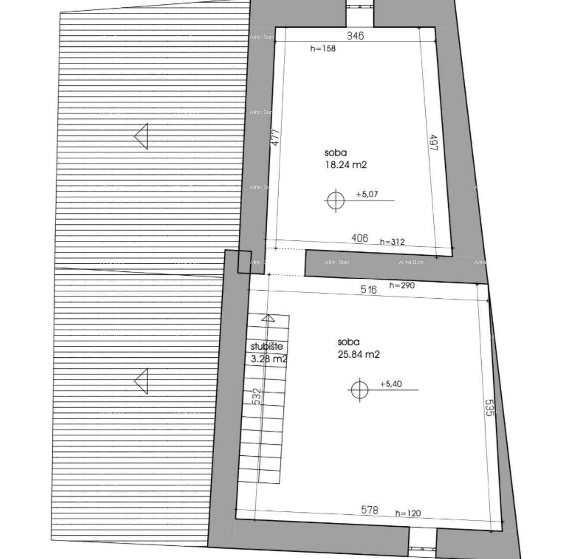 Grundriss eines Obergeschosses mit Zimmern und Treppenhaus, inklusive Höhenangaben.