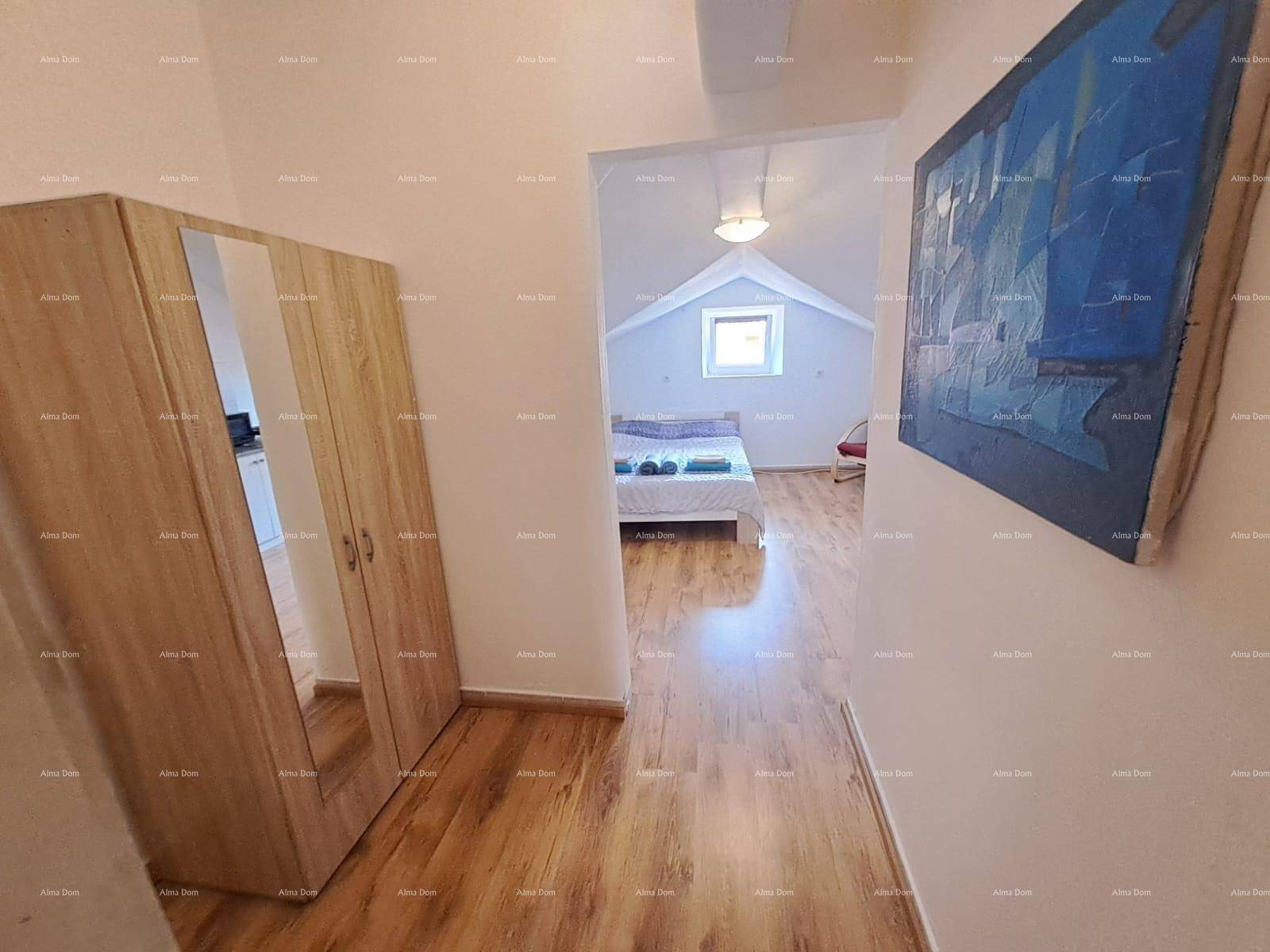 Heller Flur mit Spiegelschrank, der zu einem weiteren Schlafbereich führt.
