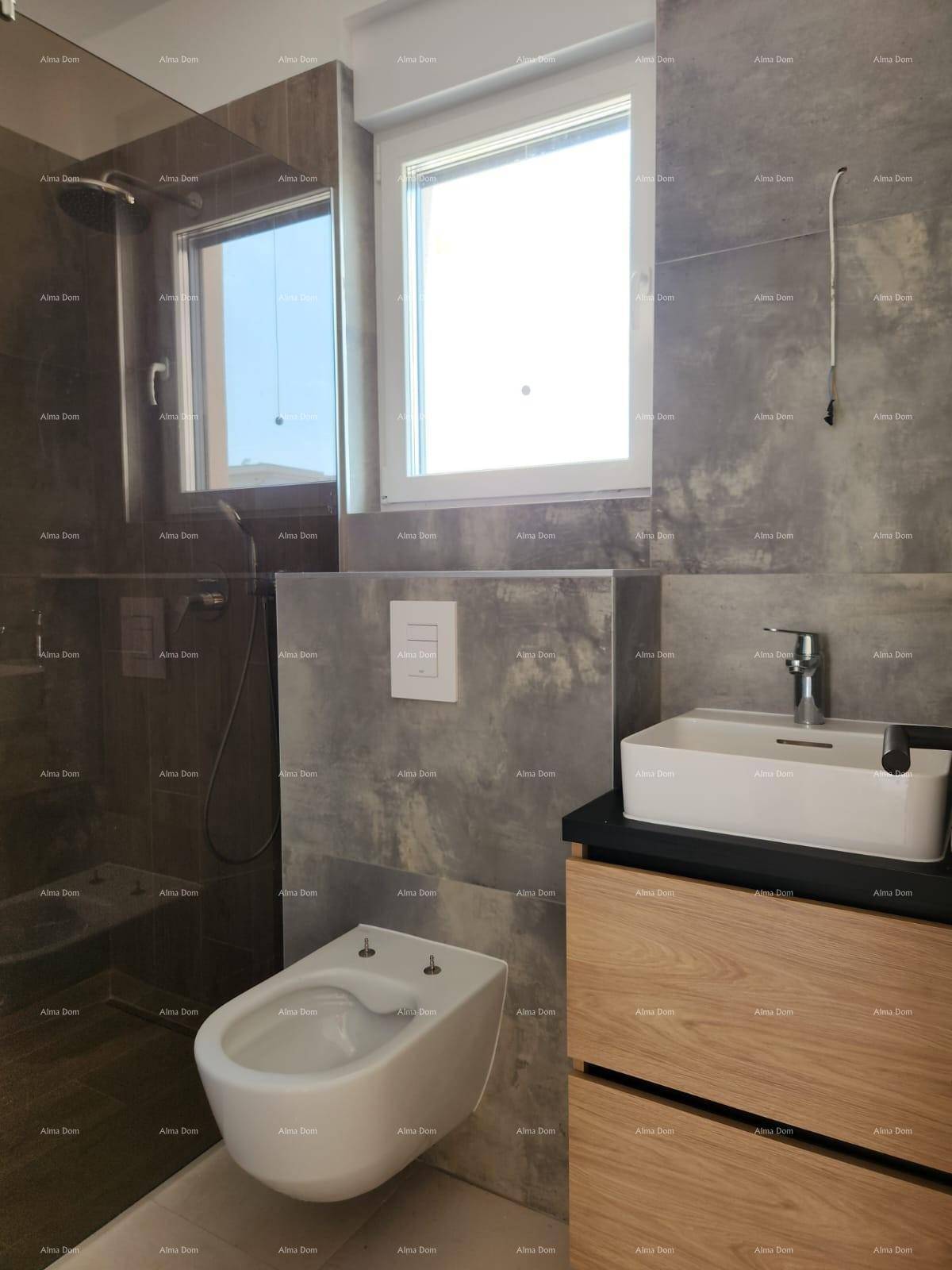 Modernes Badezimmer mit begehbarer Dusche, Wand-WC, Waschtisch und Fenster für Tageslicht.