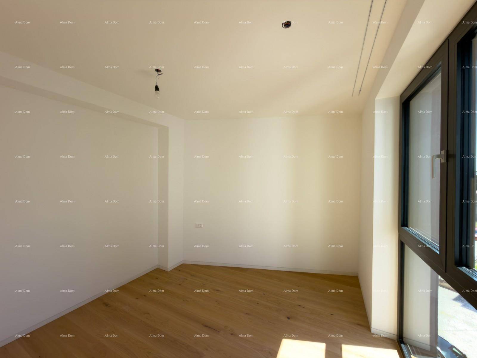 Helles Zimmer mit Holzboden und großem Fenster, das viel Tageslicht hereinlässt.