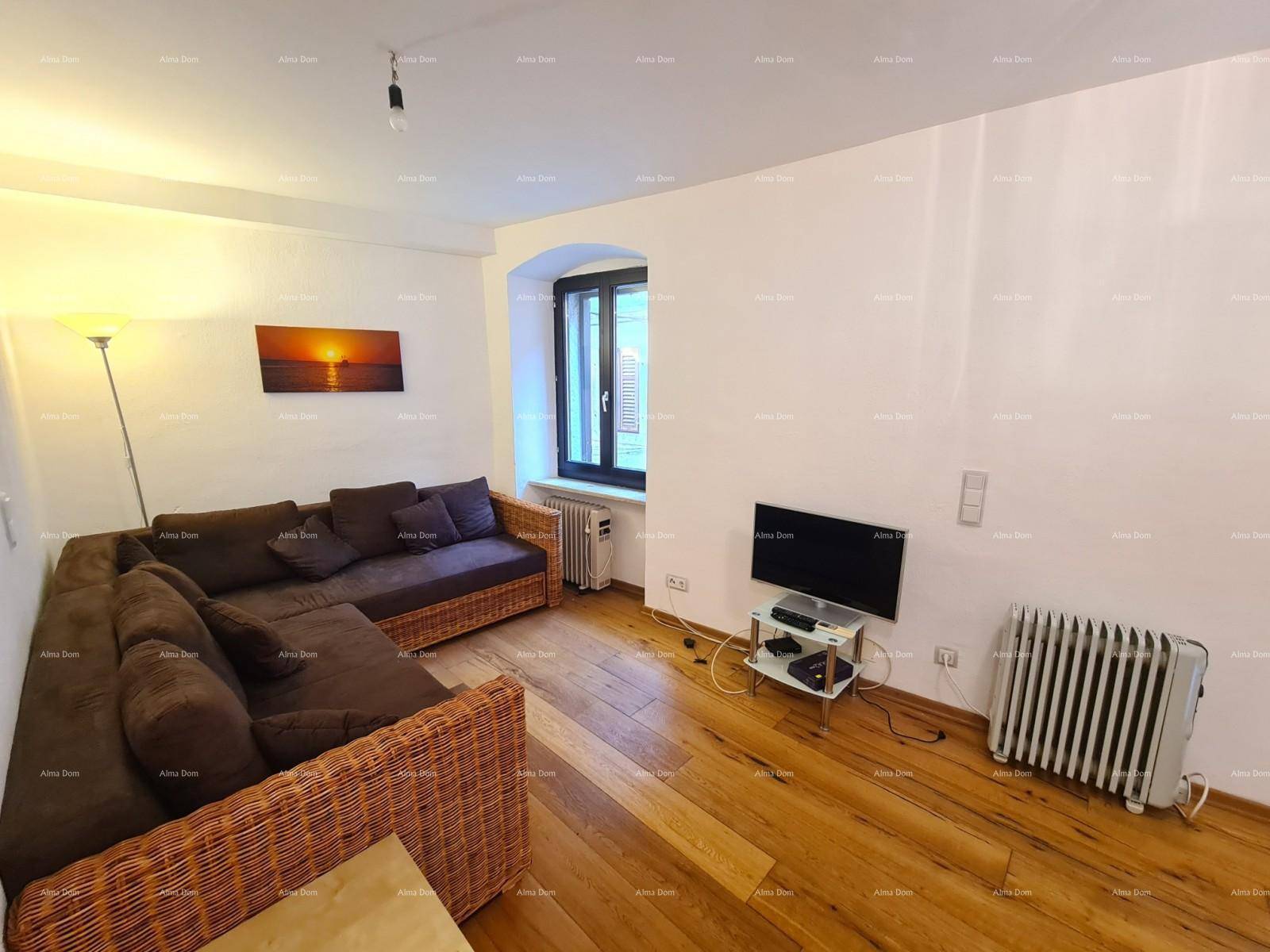 Gemütliches Wohnzimmer mit großem Ecksofa, Holzboden und Fenster, hell und einladend.