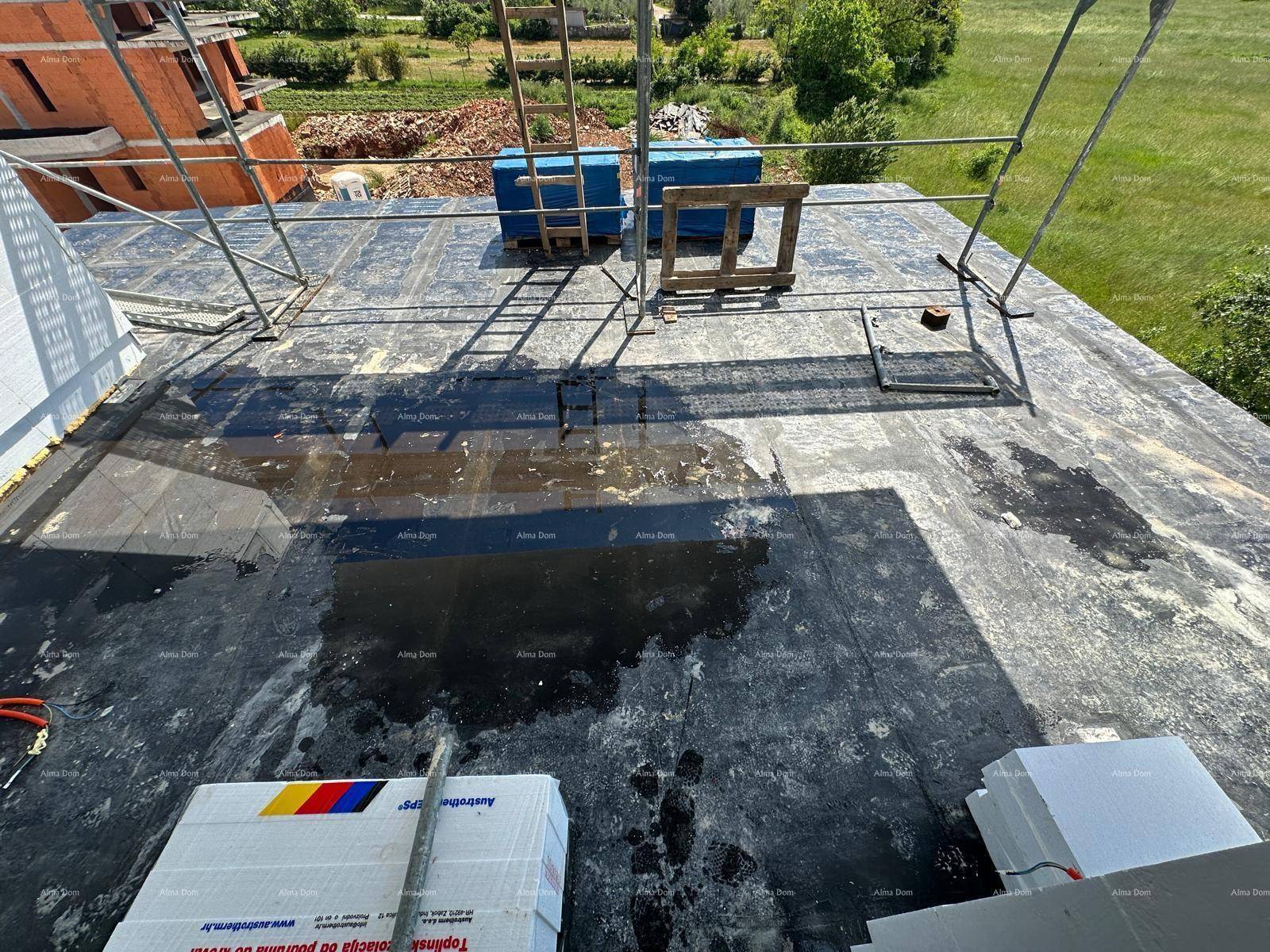 Baustelle mit Materialien und Blick auf die weite grüne Landschaft.