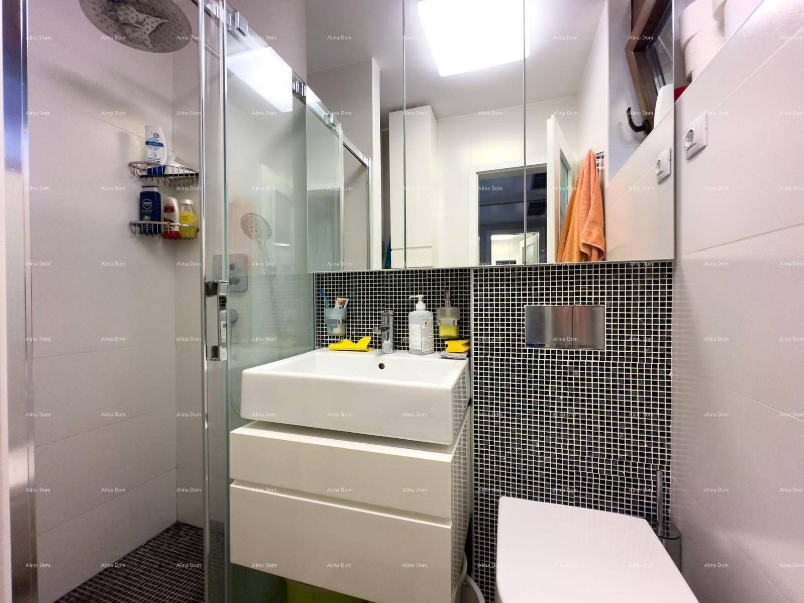 Modernes Badezimmer mit begehbarer Dusche, stilvollem Waschbecken und Mosaikfliesen.