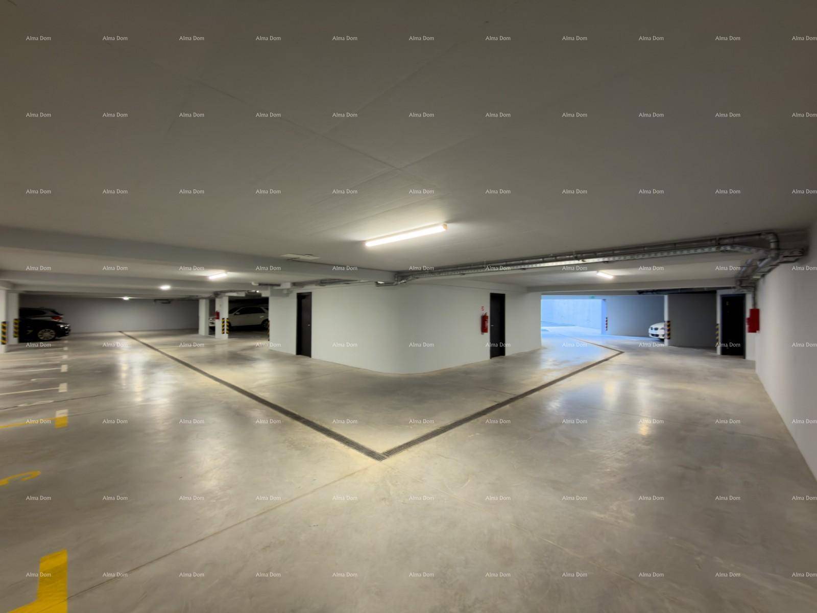 Geräumige Tiefgarage mit vielen Stellplätzen und guter Beleuchtung.