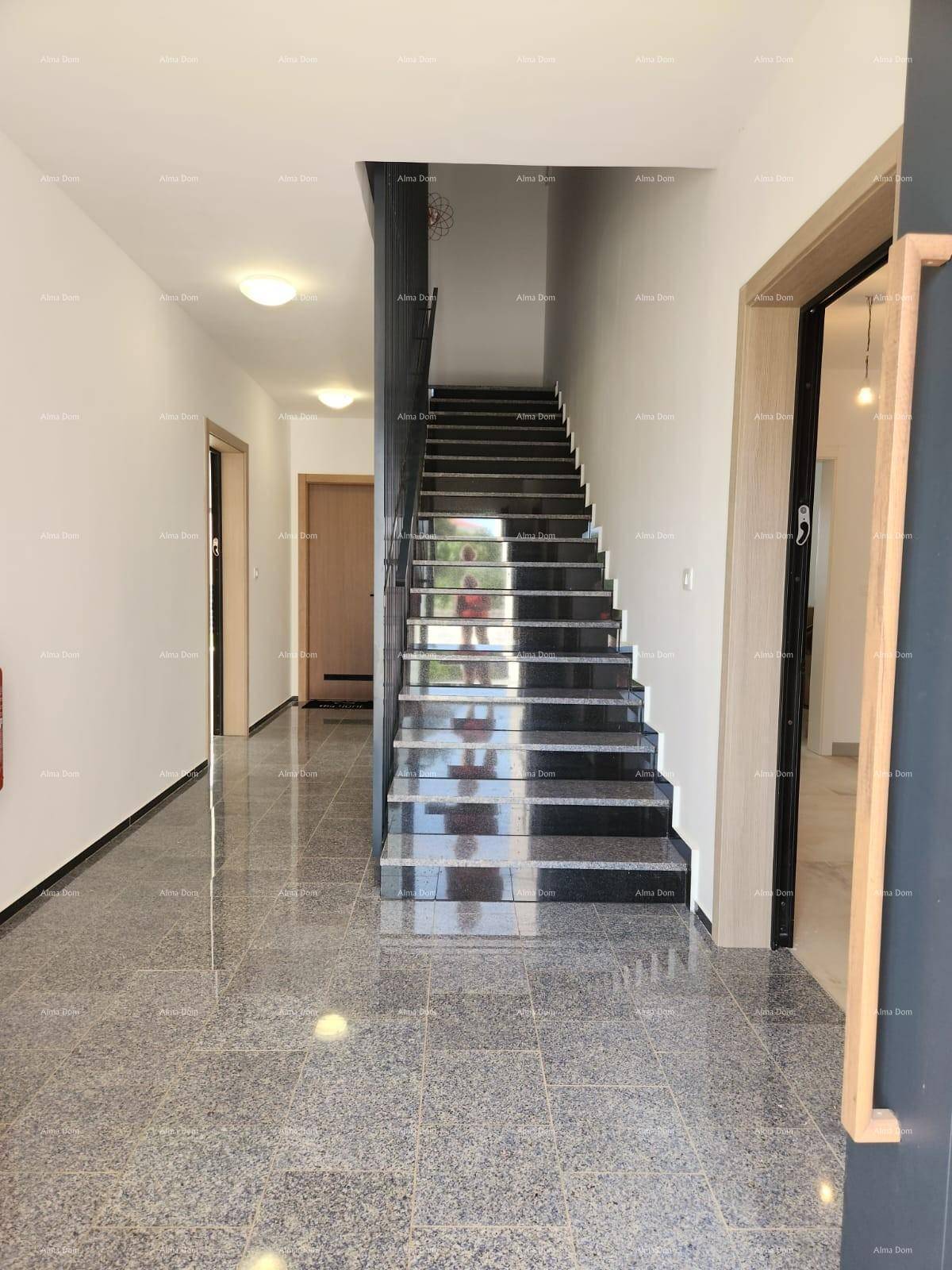 Heller Eingangsbereich mit modernem Treppenhaus und Fliesenboden.