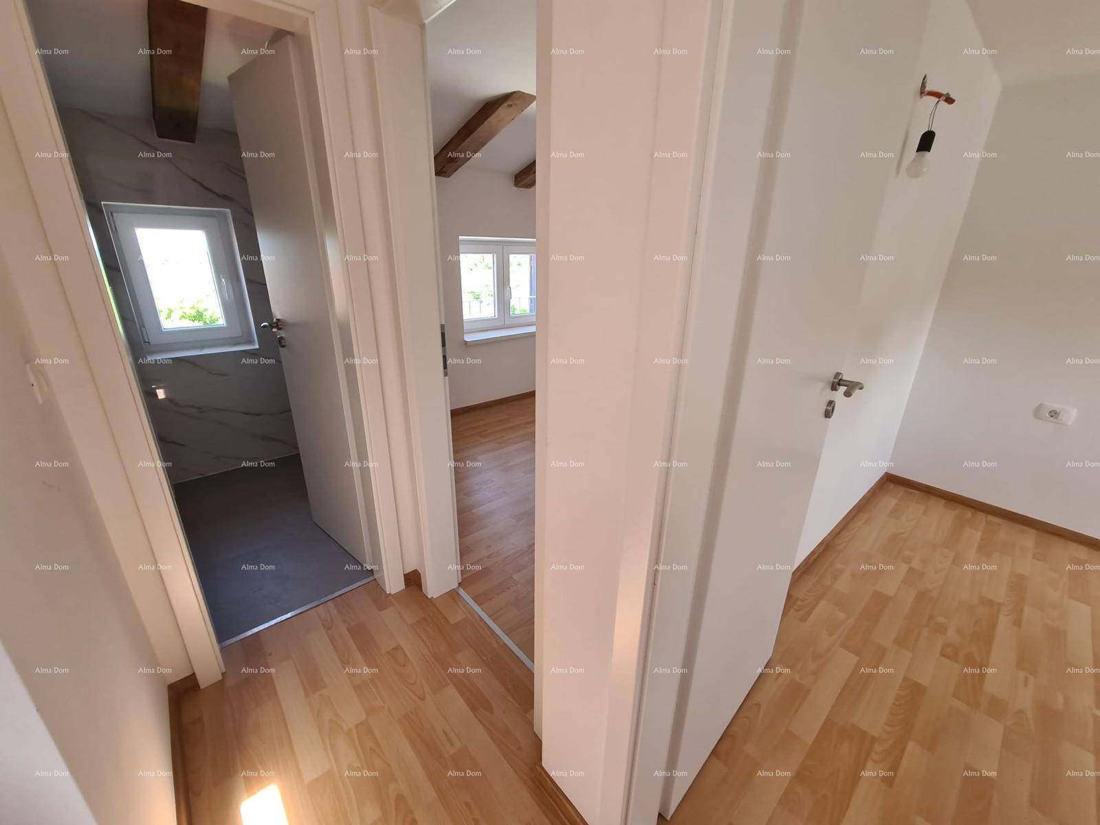 Heller Flur mit Holzbalken und Zugang zu einem Badezimmer sowie einem weiteren Zimmer.