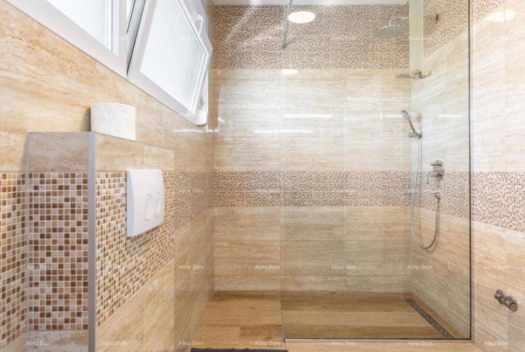 Modernes Badezimmer mit begehbarer Dusche, beigen Fliesen und einem Fenster für Tageslicht.