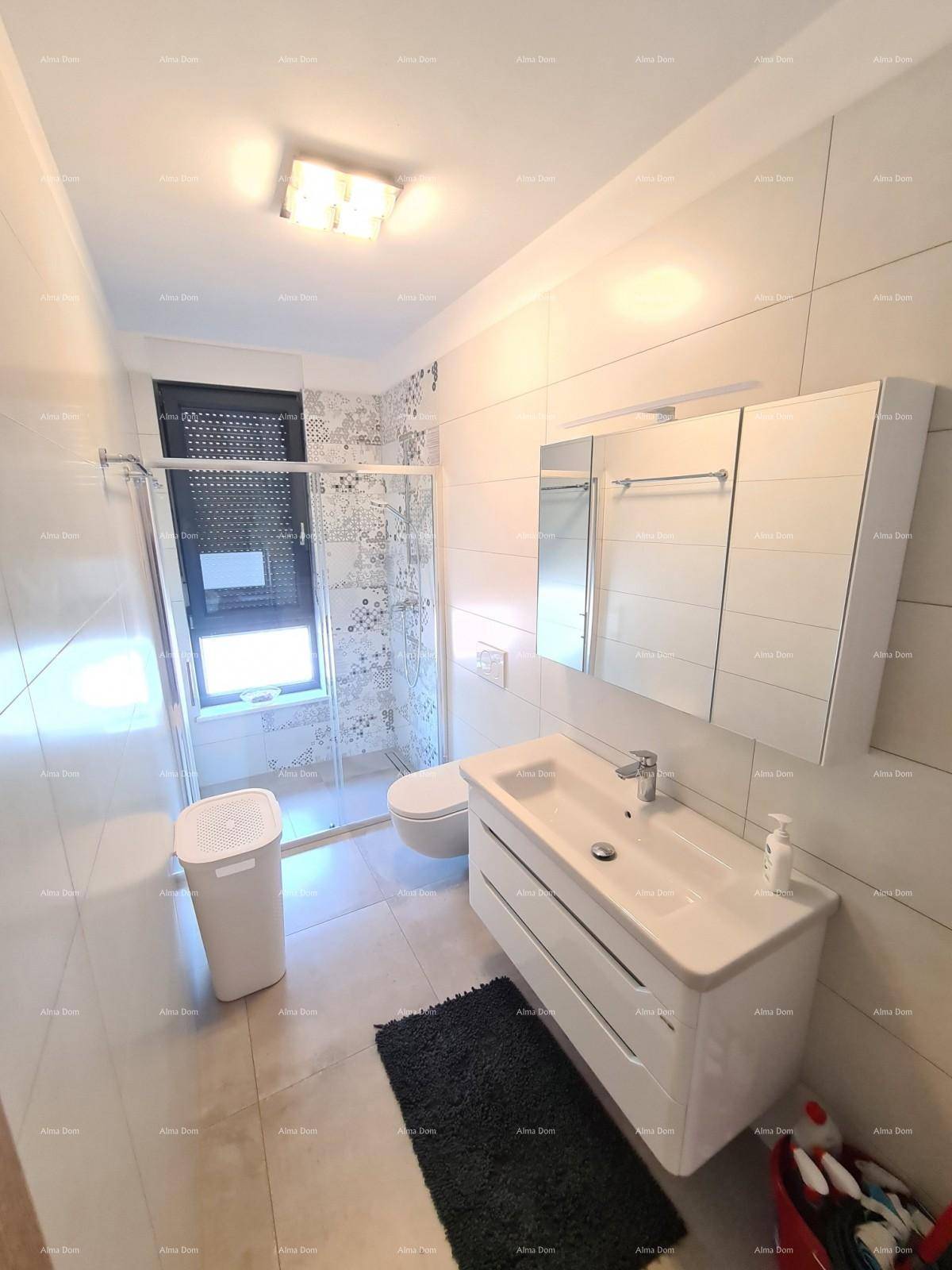 Modernes Badezimmer mit ebenerdiger Dusche, Einzelwaschbecken und Fenster.