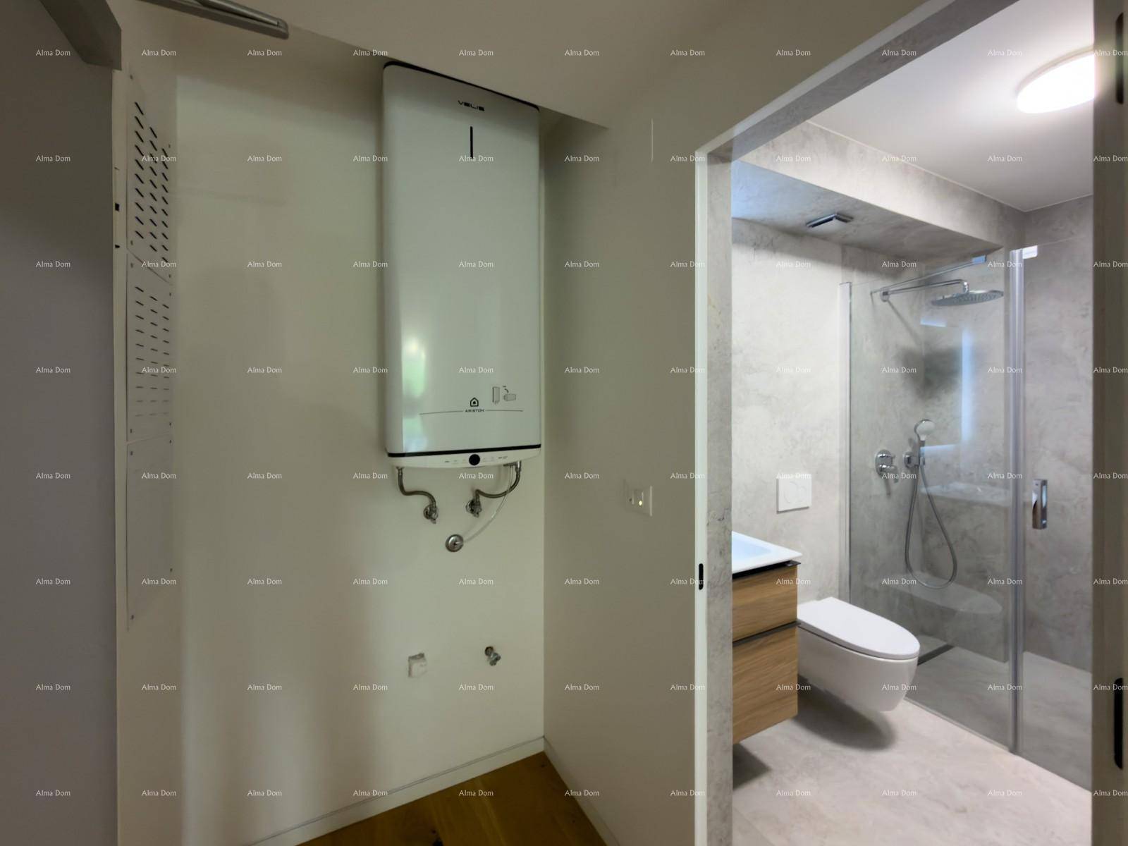 Hauswirtschaftsraum mit Warmwasserbereiter und Anschlüssen, angrenzend an ein modernes Badezimmer.