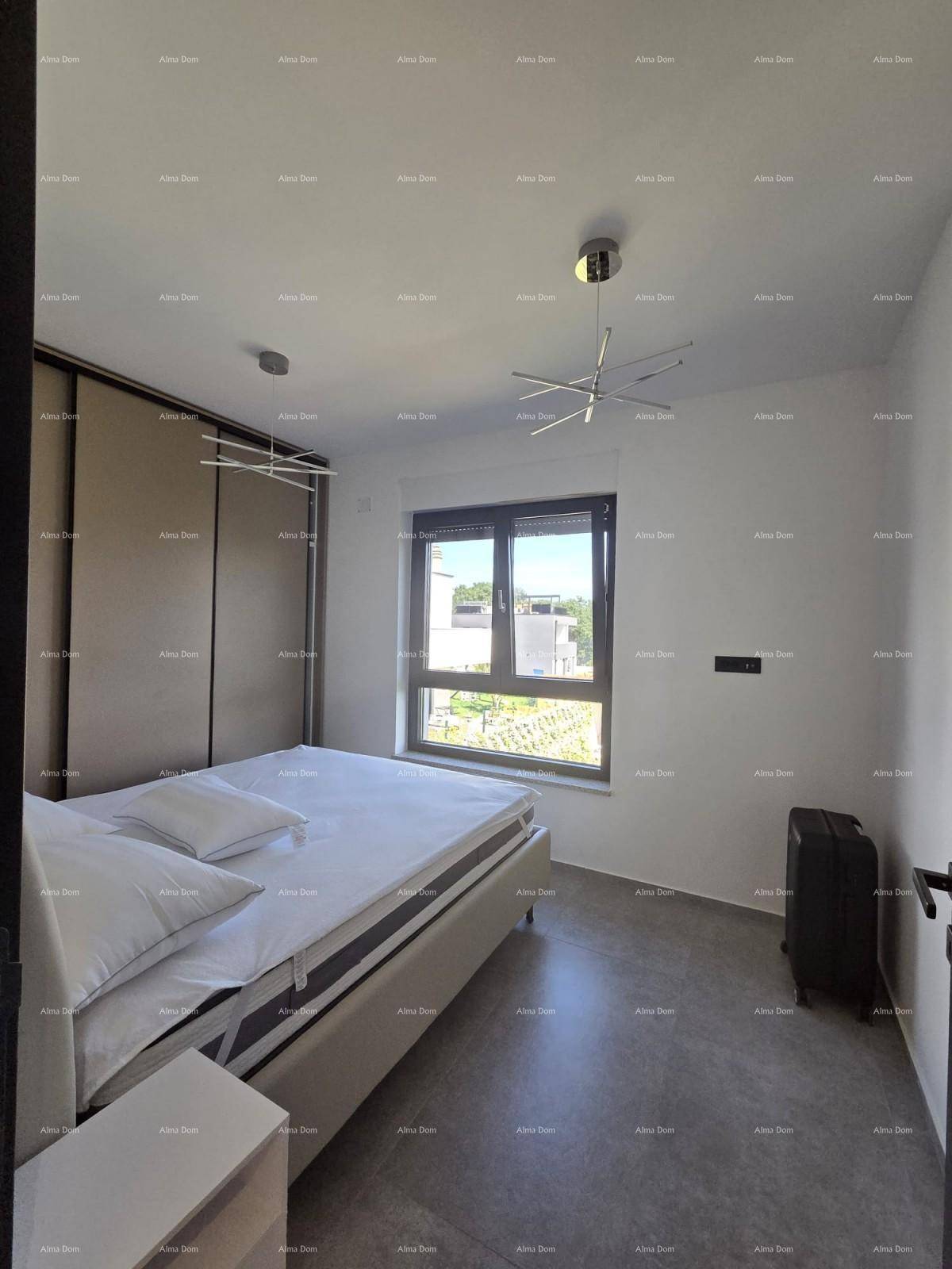 Helles Schlafzimmer mit großem Bett, Einbauschränken und Fenster mit Blick auf die Umgebung.