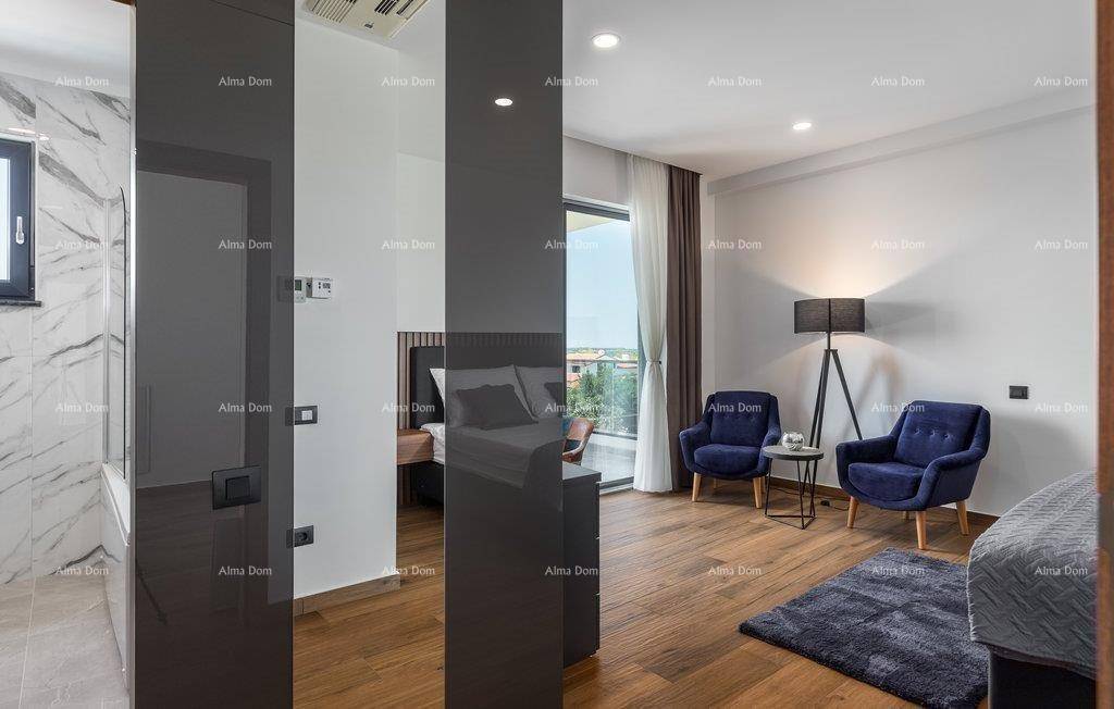 Innenansicht mit modernem Badezimmer und angrenzendem Schlaf- oder Wohnbereich mit Holzboden.