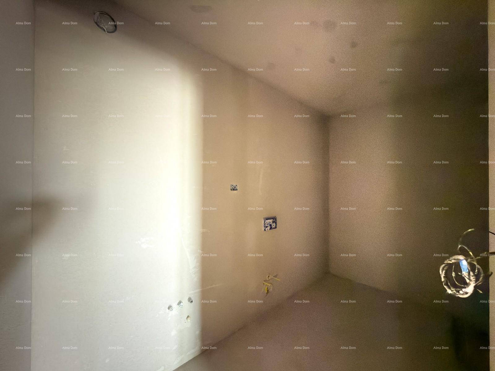 Unfertiger Abstellraum oder Technikraum mit Rohinstallationen und viel Tageslicht.