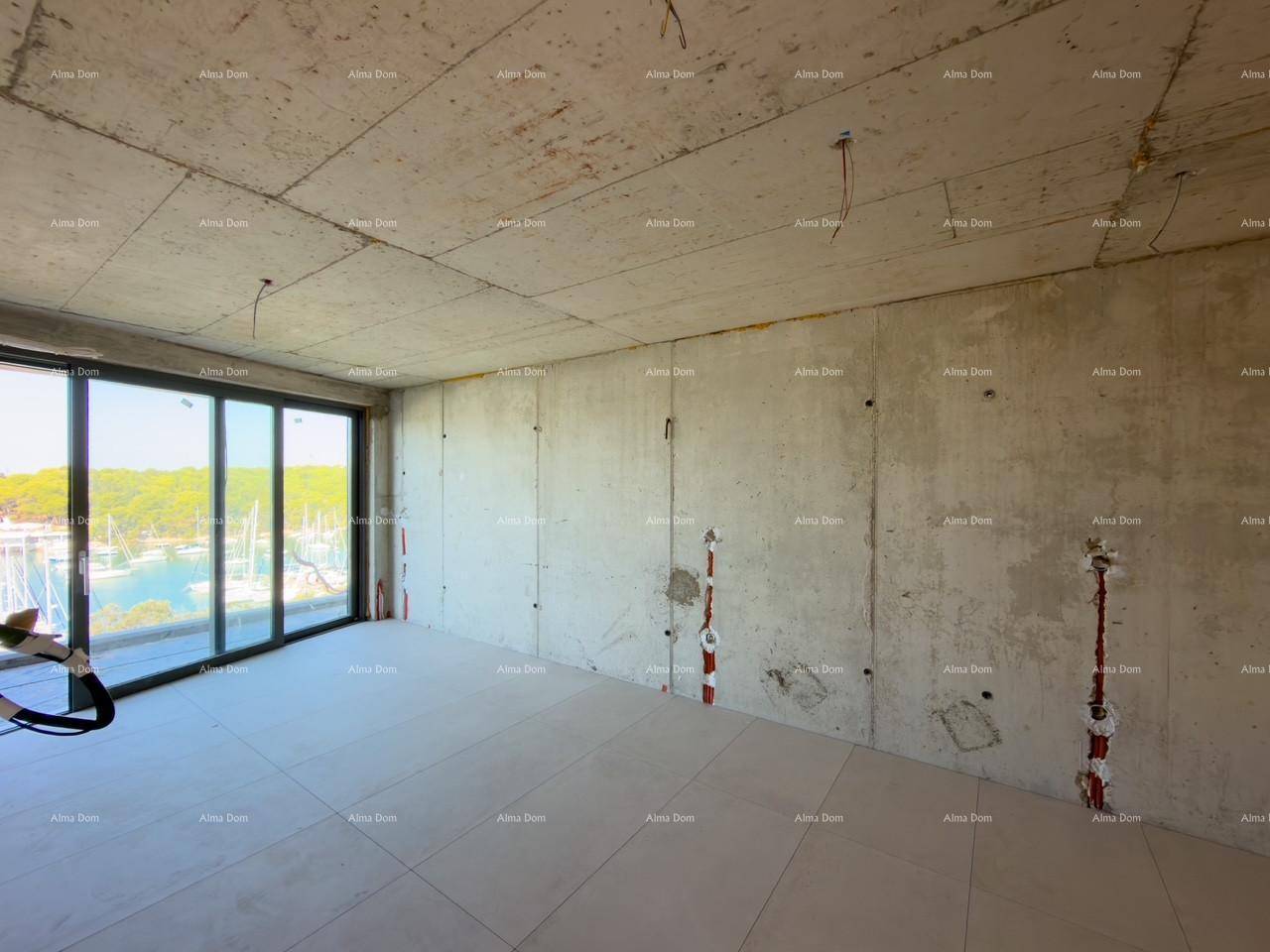 Geräumiger Raum im Rohbau mit großen Fenstern und direktem Blick auf den Yachthafen und das Meer.